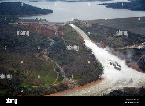 Oroville Dam Spilling Hi Res Stock Photography And Images Alamy