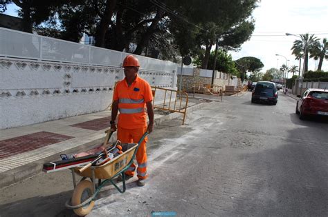 Arrancan los trabajos de renovación de las aceras por la calle Palmeral