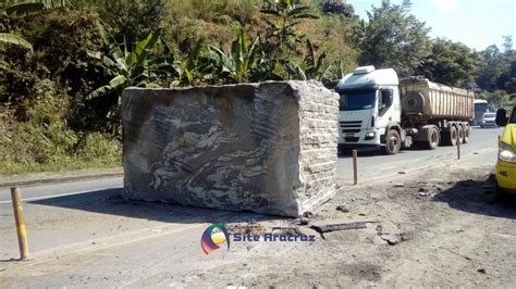 Carreta tomba e bloco de granito cai na BR 101 em Ibiraçu