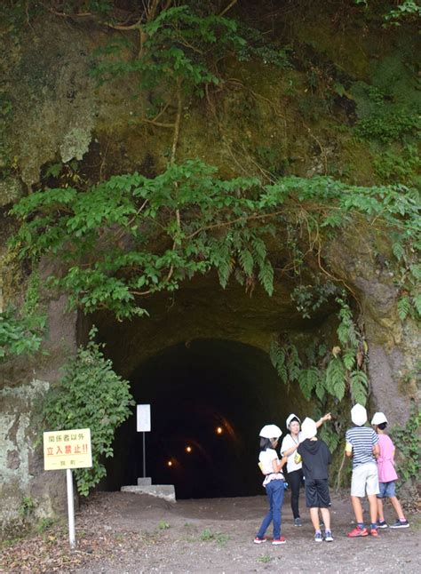 がけに掘られた旧日本海軍基地の入り口 山あいの地下、人吉航空基地跡の活用策探る 2月に福岡市でシンポ 写真・画像35｜【西日本新聞me】