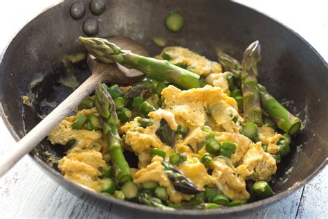 Recette Brouillade D Ufs Aux Asperges Vertes Marie Claire