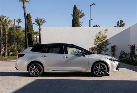 Afmetingen Toyota Corolla Touring Sports Hybrid Dynamic E Cvt