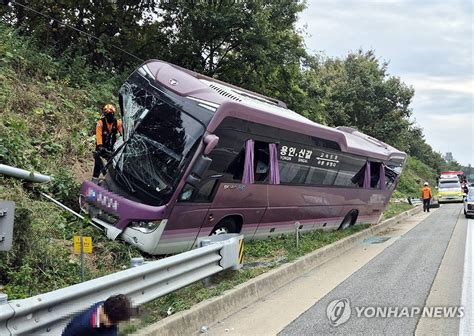 천안논산고속도로서 고속버스 가드레일 뚫고 산비탈로5명 경상 연합뉴스