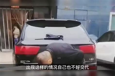 监控下老人不慎撞上豪车，跪求车主原谅，车主的做法让人暖心！车主老人监控