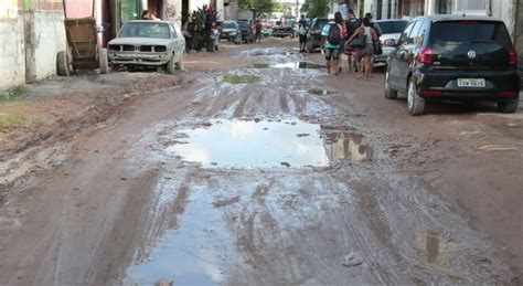 Moradores De Roda De Fogo Sofrem Poeira E Rua Esburacada