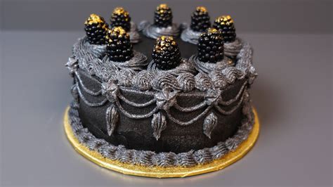 Schwarze Buttercreme So einfach färbst du Schweizer Tortencreme