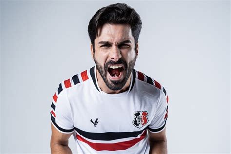 Santa Apresenta Novo Uniforme Para Temporada Folha Pe