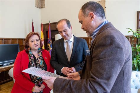 El Alcalde De Guadalajara Recibe De Manos Del Reconocido Compositor