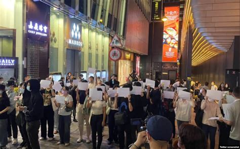 “白纸革命“燃烧至香港 学生市民在大学及闹市高举白纸 ＊ 阿波罗新闻网