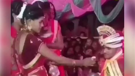 साली है या बवाल मिठाई खिलाते हुए स्टेज पर जीजा को कर दिया Kiss सदमे में दुल्हन Video Viral