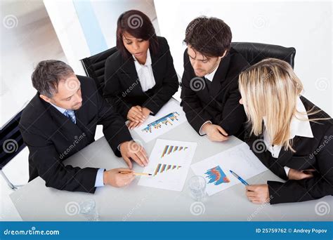 Grupo De Executivos Na Reunião Fotografia De Stock Imagem 25759762