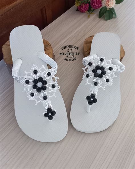 Chinelo branco e preto em T Chinelos decorados Miçangas Sandalias