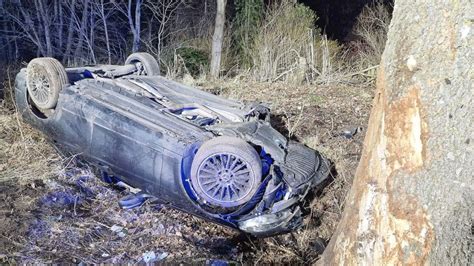 Auto überschlägt sich Zwei Schwerverletzte nach Unfall in Theene