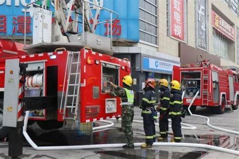 「新聞播報」運載捲紙掛車凌晨變「火」車 株洲醴陵消防緊急排險；湘潭雨湖消防開展城市綜合體滅火演練；吉首消防開展消火栓普查工作 每日頭條