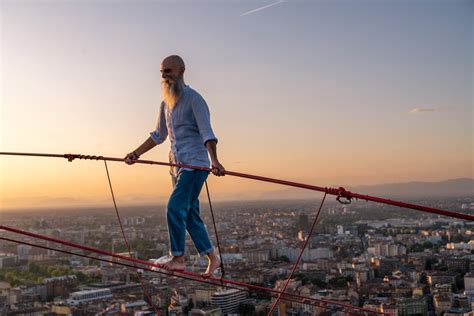 La Traversata Tra I Grattacieli Di Milano Parla Il Funambolo Loreni