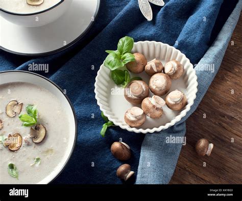 Sopa cremosa de champiñones fotografías e imágenes de alta resolución