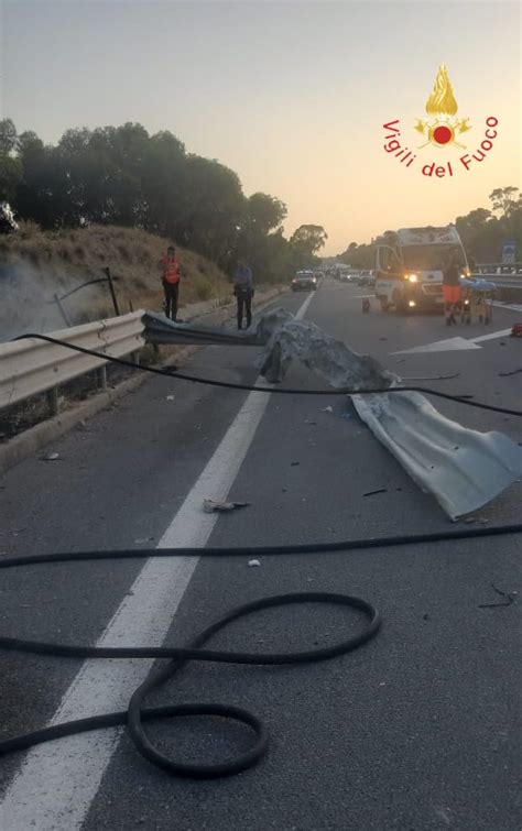 Roccella Auto Finisce In Una Scarpata E Va A Fuoco Un Morto E Un