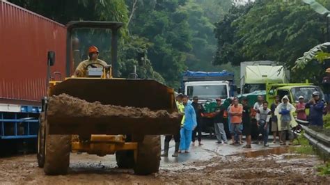 Tanah Longsor Jalan Lintas Provinsi Di Temanggung Lumpuh Total