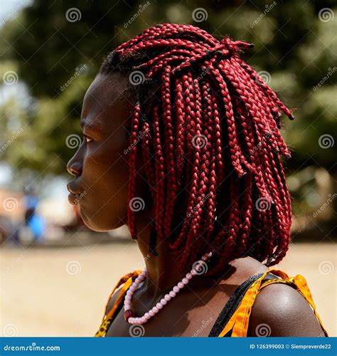 La Mujer Local No Identificada Con Las Trenzas Rojas Mira Lejos En El