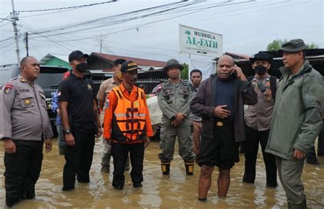 Tim SAR Gabungan TNI Polri Dan Basarnas Evakuasi Korban Banjir Dan