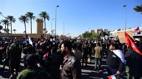 Centenares De Manifestantes Irrumpen En La Embajada De Eeuu En Bagdad