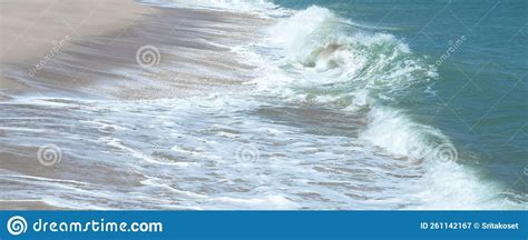 Ondas Do Mar Sopram Na Praia Arenosa Em Segundo Plano Imagem De Stock