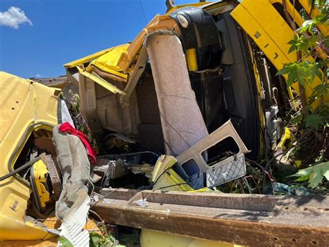 Carreta carregada milho tomba após grave colisão veículo em