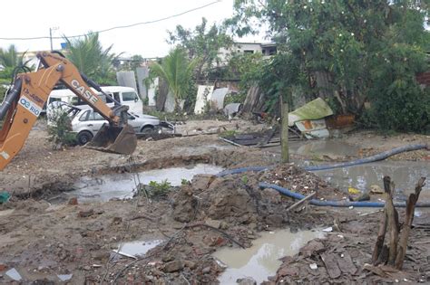 Rompimento De Adutora Deixa Casas Alagadas Em Nova Igua U Rio De