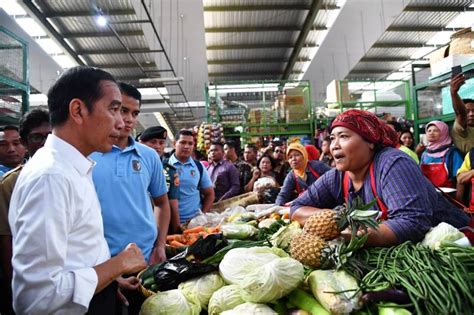 Sebelum Bagikan Sertifikat Jokowi Blusukan Ke Pasar Minggu Okezone