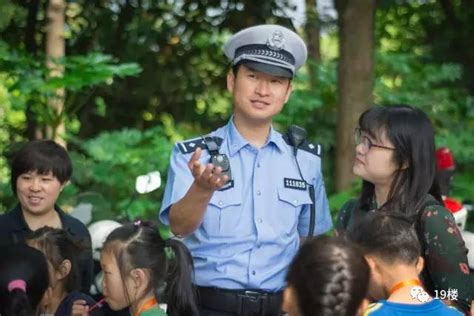 “小伙子，我家有三套房，一部奔驰车，你结婚了没？”杭州一长腿交警帅到让大妈数次扮偶遇 搜狐