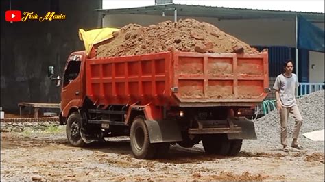 Dump Trukmobil Truk Dumping Muatan Tanah Timbunan Yang Merah Di