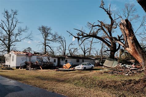 Sud Degli Usa Flagellato Da Tornado Almeno Morti Tra Alabama E