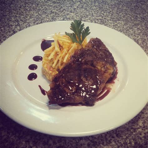 Ojo De Bife Con Salsa Reducida De Vino Tinto Con Revuelto De Gramajo