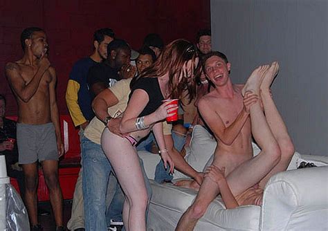 Spazio Gay Foto Filmati Racconti E Annunci 100 Sesso Gay Tra La Gente E Orge