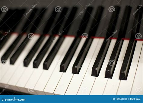 Fila De Teclas De Piano En Blanco Y Negro En Un Teclado De Piano