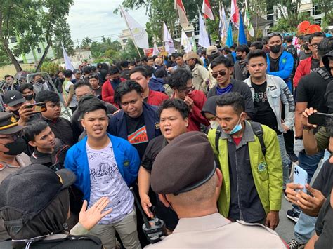 Demo Tolak Rkuhp Di Depan Kantor Dprd Kalbar Berlangsung Ricuh