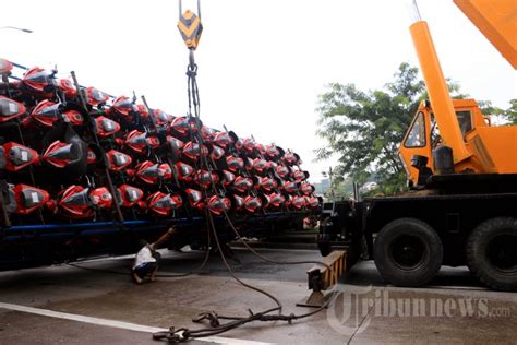 Truk Bermuatan Motor Honda Cbr Terguling Di Semarang Foto