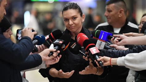 Cât costă rochia purtată de Simona Halep la Antena 3 în prima apariție