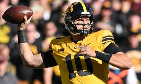 Iowa Football Hawkeyes Still Have ‘clear’ No 1 Qb In Deacon Hill