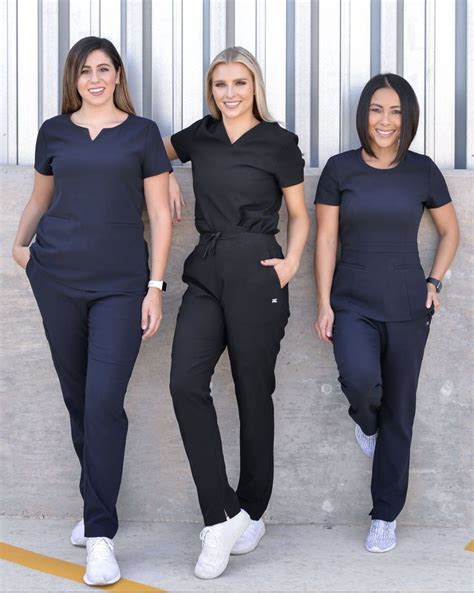 Pin On Uniformes Medical Scrubs Outfit Medical Scrubs Fashion