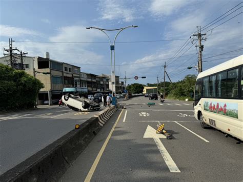 轎車5人出遊駕駛精神不濟 自撞分隔島撞斷號誌桿「烏龜翻」 社會 中時新聞網