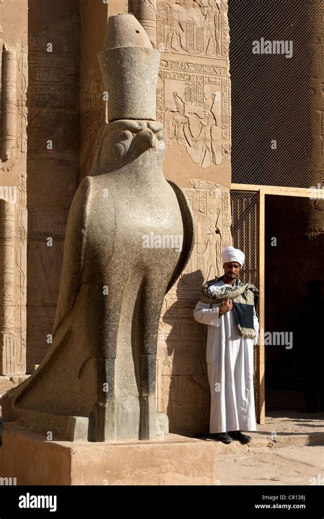 Statue Des Horus Falken Fotos Und Bildmaterial In Hoher Aufl Sung Alamy