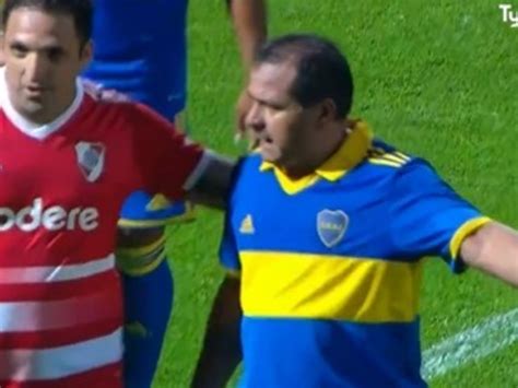 Video: la violenta patada del Chelo Delgado en la goleada de Boca a
