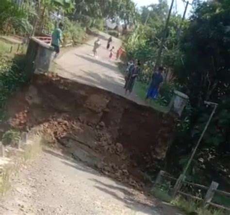 Jembatan Penghubung Antar Desa Di Cigeulis Pandeglang Ambruk