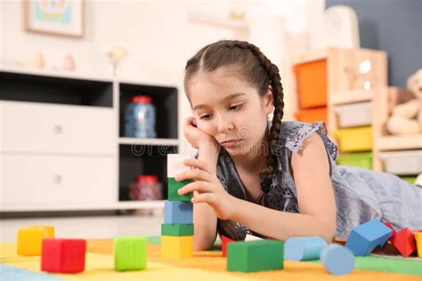 Petite Fille Autiste Jouant Avec Des Puzzles Photo Stock Image Du