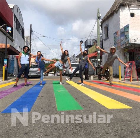 Fotogaler A Mes Del Orgullo Pintan De Arco Ris Cruces Peatonales