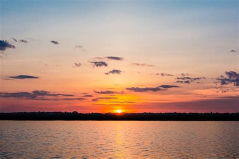 Atardecer En El Lago Hermosa Puesta De Sol Detr S De Las Nubes Sobre