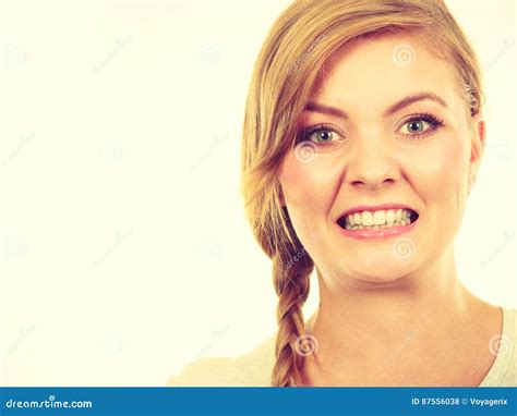 Adolescente En El Pelo De La Trenza Que Hace La Cara Enojada Foto De