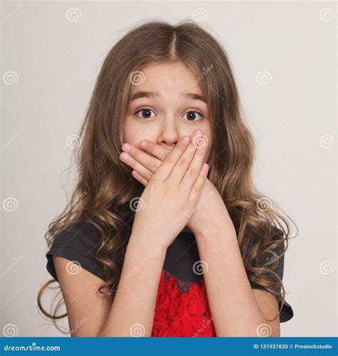 Petite Fille Choquée Couvrant Sa Bouche à La Main Photo stock Image