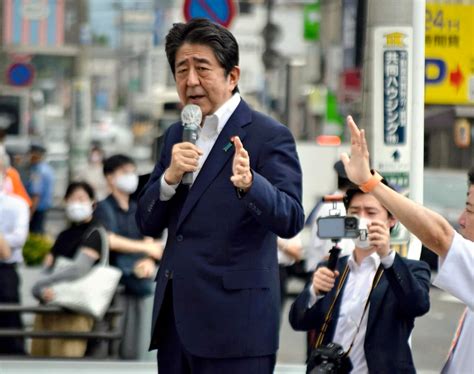 shinzo abe japans  prime minister dead  shooting sbs news